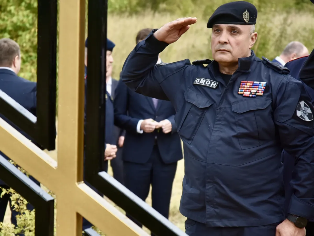 В Глазуновском районе открыли памятную доску и Поклонный крест в память о бойцах ОМОН