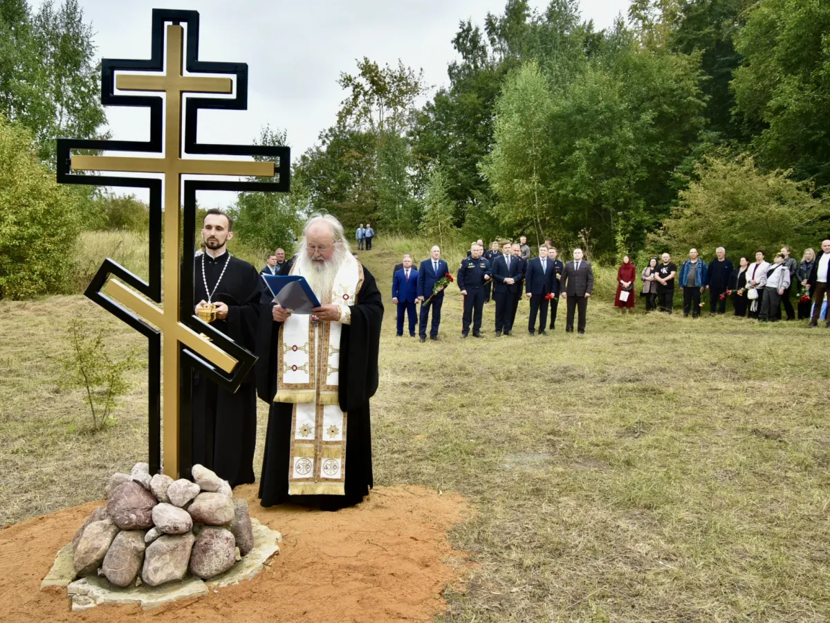 В Глазуновском районе открыли памятную доску и Поклонный крест в память о бойцах ОМОН