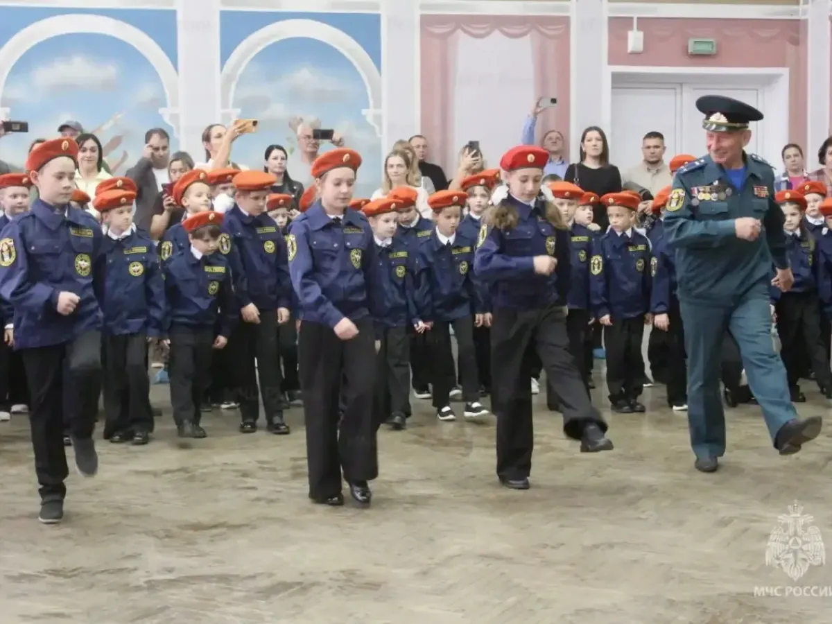 В школе №37 Орла первоклассников посвятили в кадеты-спасатели