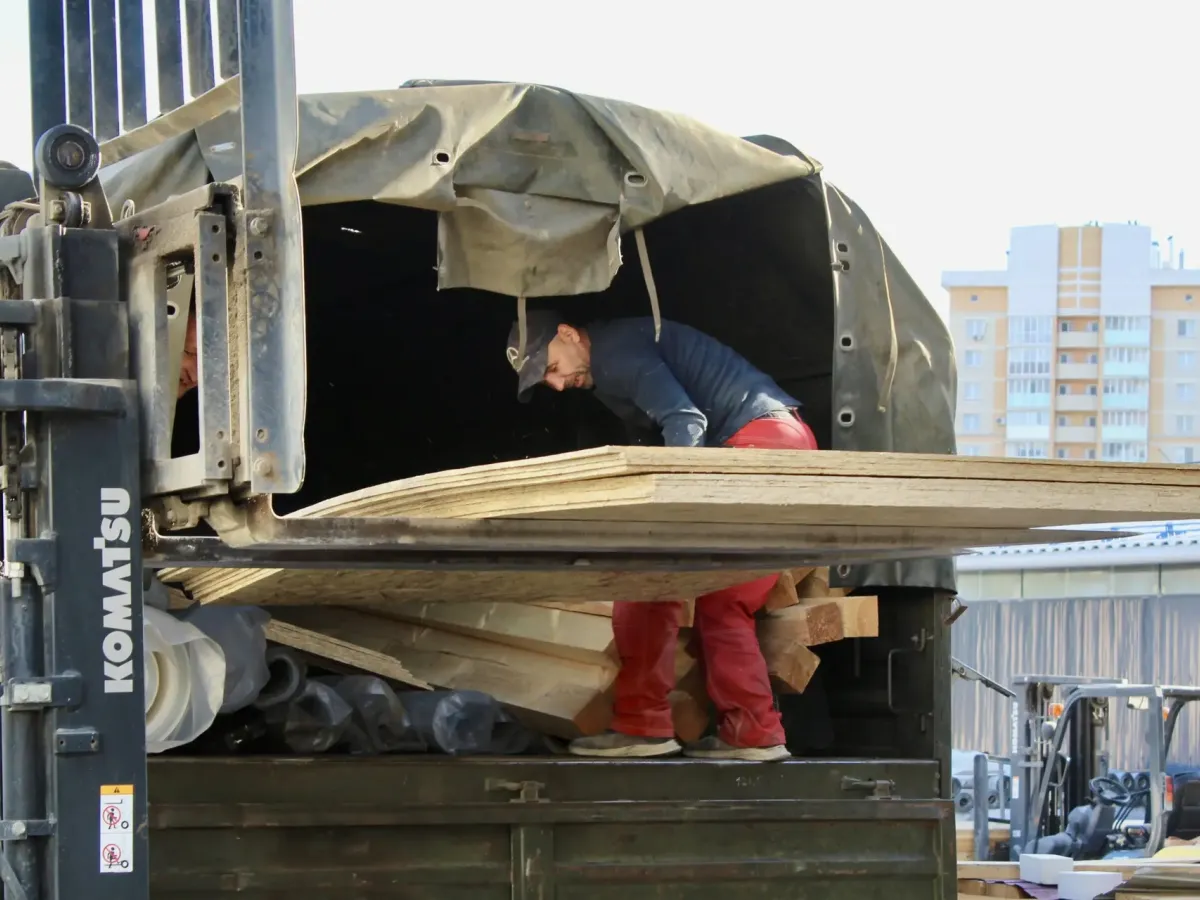 В Орле погрузили партию гуманитарной помощи для танкового подразделения