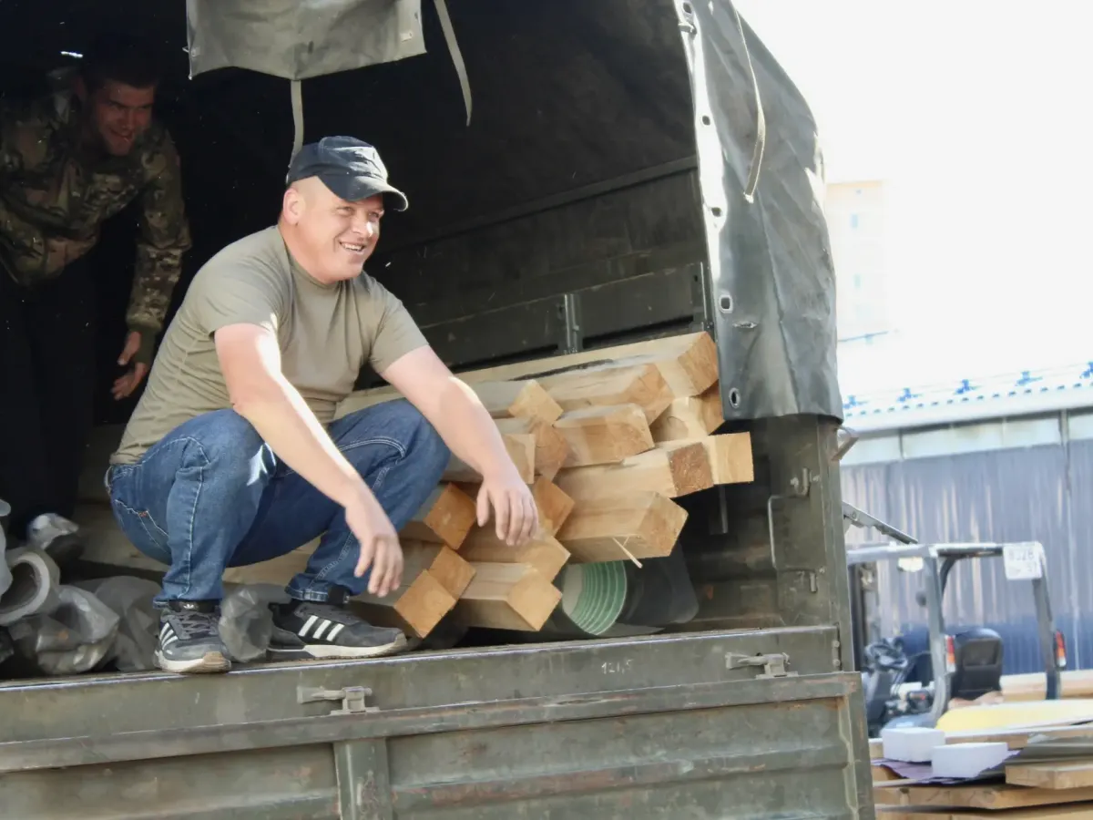 В Орле погрузили партию гуманитарной помощи для танкового подразделения