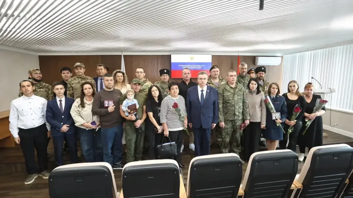 В правительстве области вручили награды бойцам добровольческого отряда «БАРС-6» — Оренбург Сейчас