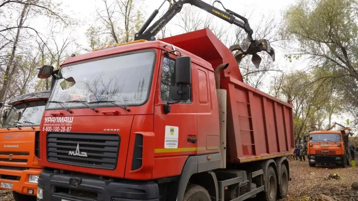 В Оренбурге прошёл окружной субботник в рамках месячника благоустройства — Оренбург Сейчас
