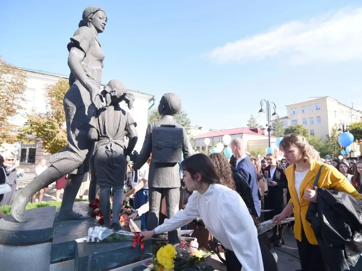 В Оренбурге 160 молодых педагогов приняли участие в традиционном шествии