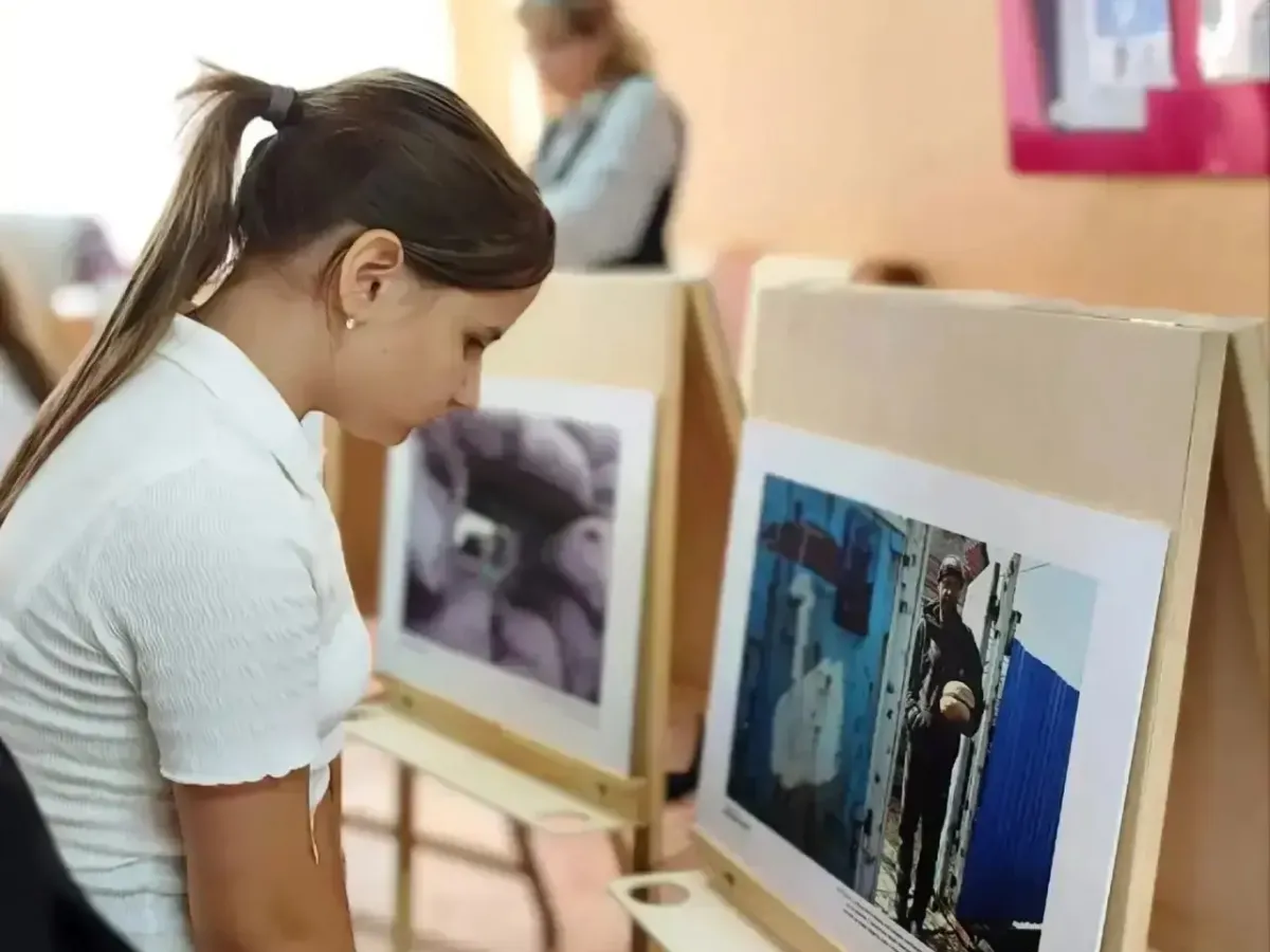 В школе №71 прошла фотовыставка ко Дню воссоединения новых регионов с Россией