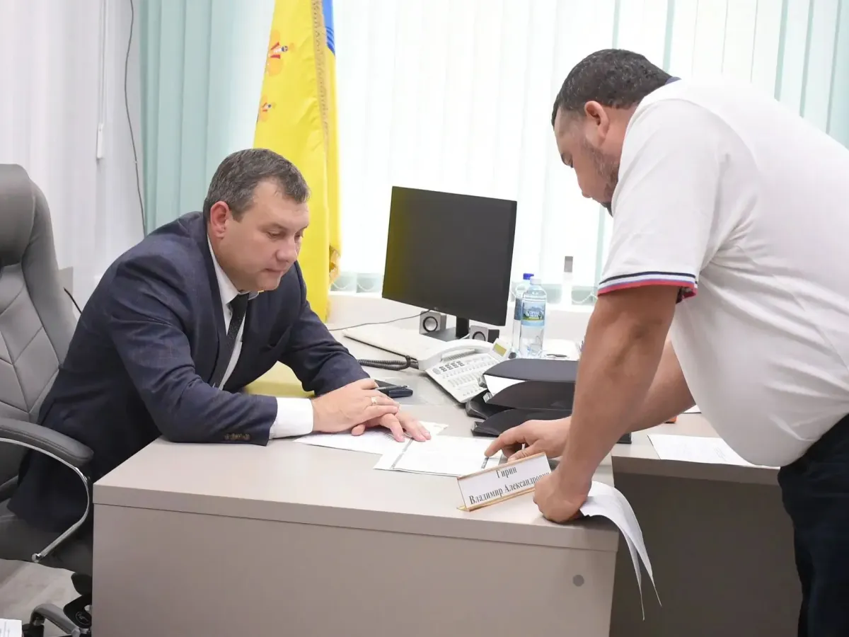 Владимир Гирин провел личный прием оренбуржцев по вопросам дорог и земли