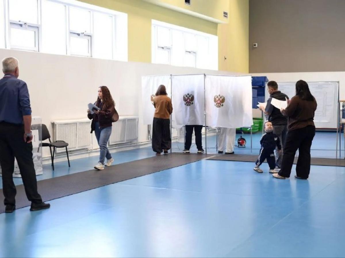 В Оренбурге продолжается голосование, в школах прошли осенние ярмарки