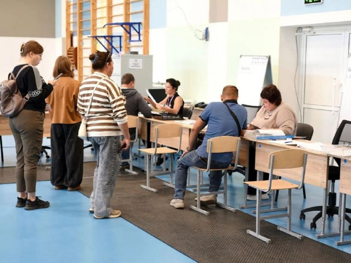 В Оренбурге продолжается голосование, в школах прошли осенние ярмарки