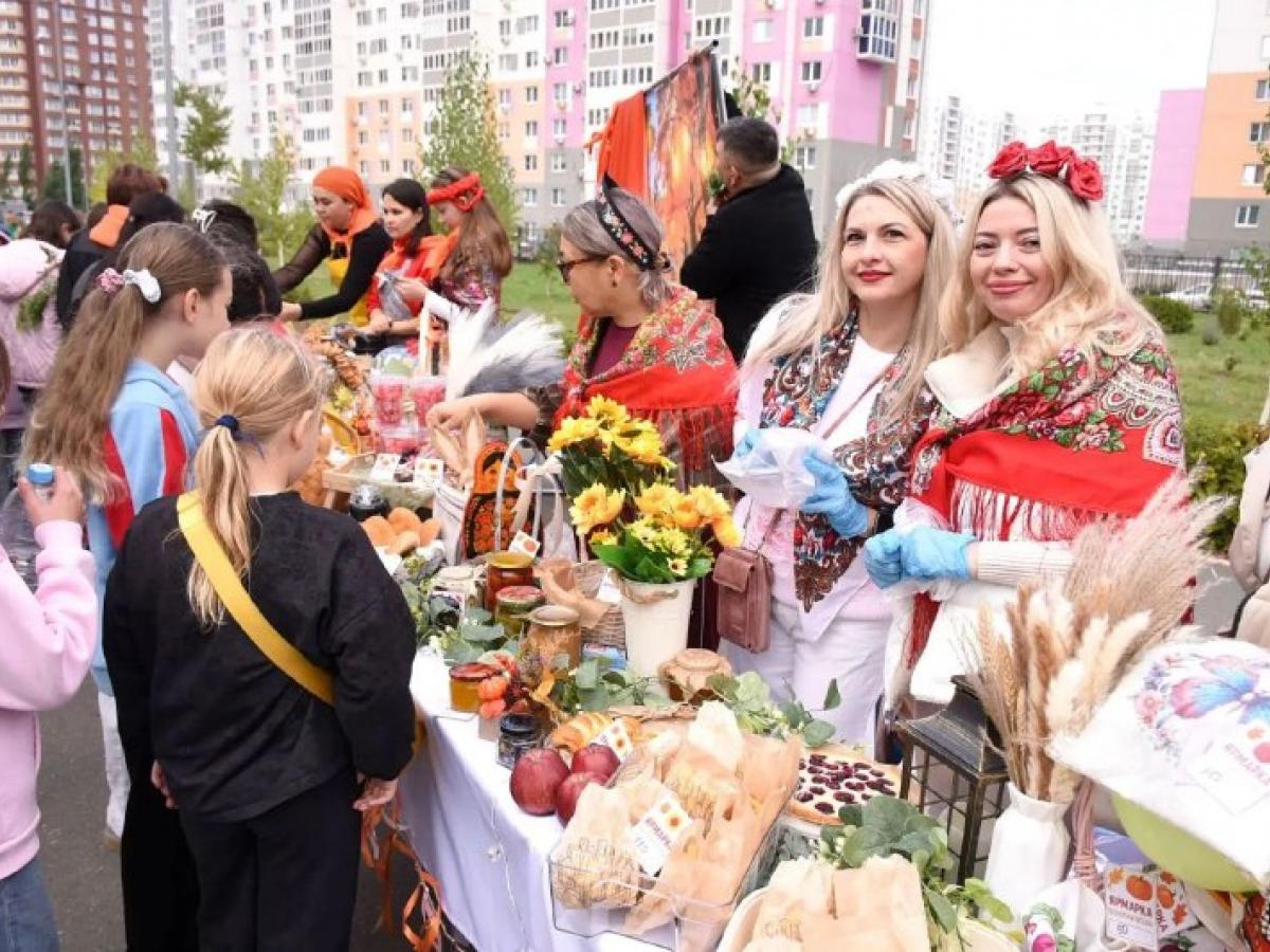В Оренбурге продолжается голосование, в школах прошли осенние ярмарки