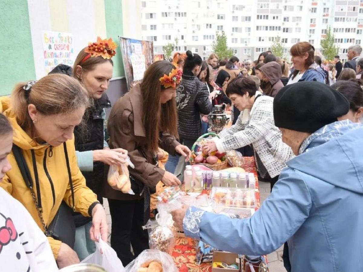 В Оренбурге продолжается голосование, в школах прошли осенние ярмарки