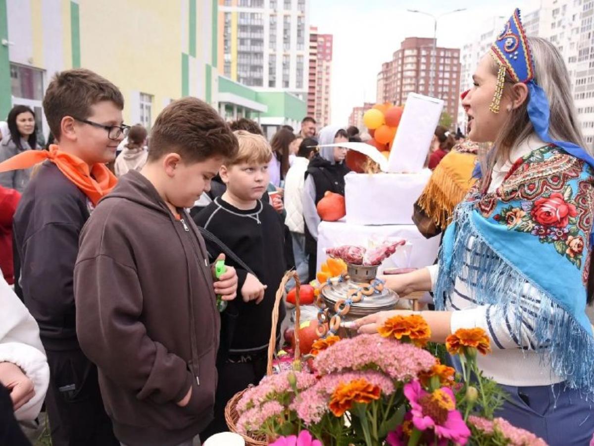 В Оренбурге продолжается голосование, в школах прошли осенние ярмарки