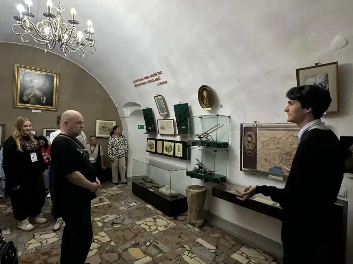 В Оренбурге открылась выставка к 35-летию театра кукол «Пьеро»
