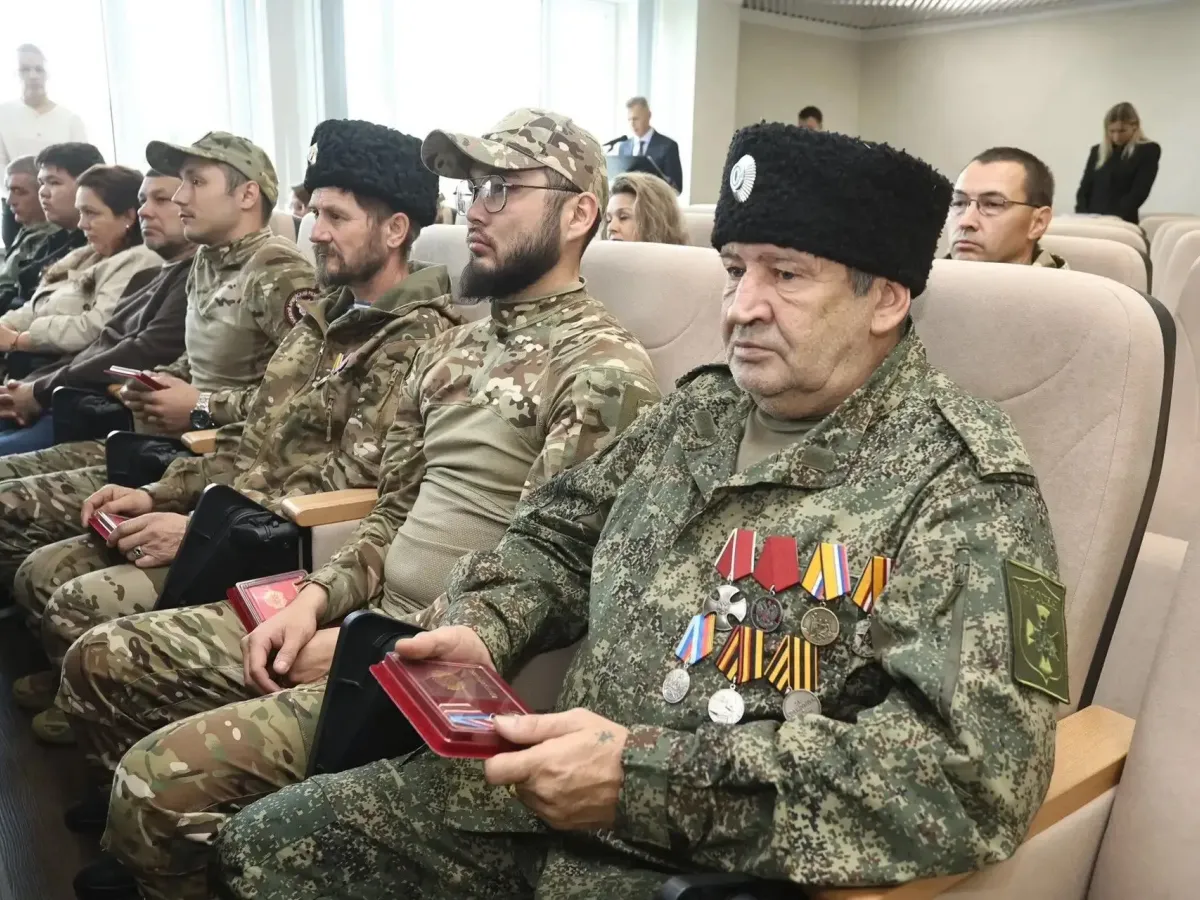 В правительстве области вручили награды бойцам добровольческого отряда «БАРС-6»