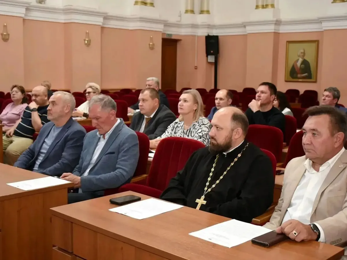 В администрации Оренбурга обсудили кадровое обеспечение медицины и образования