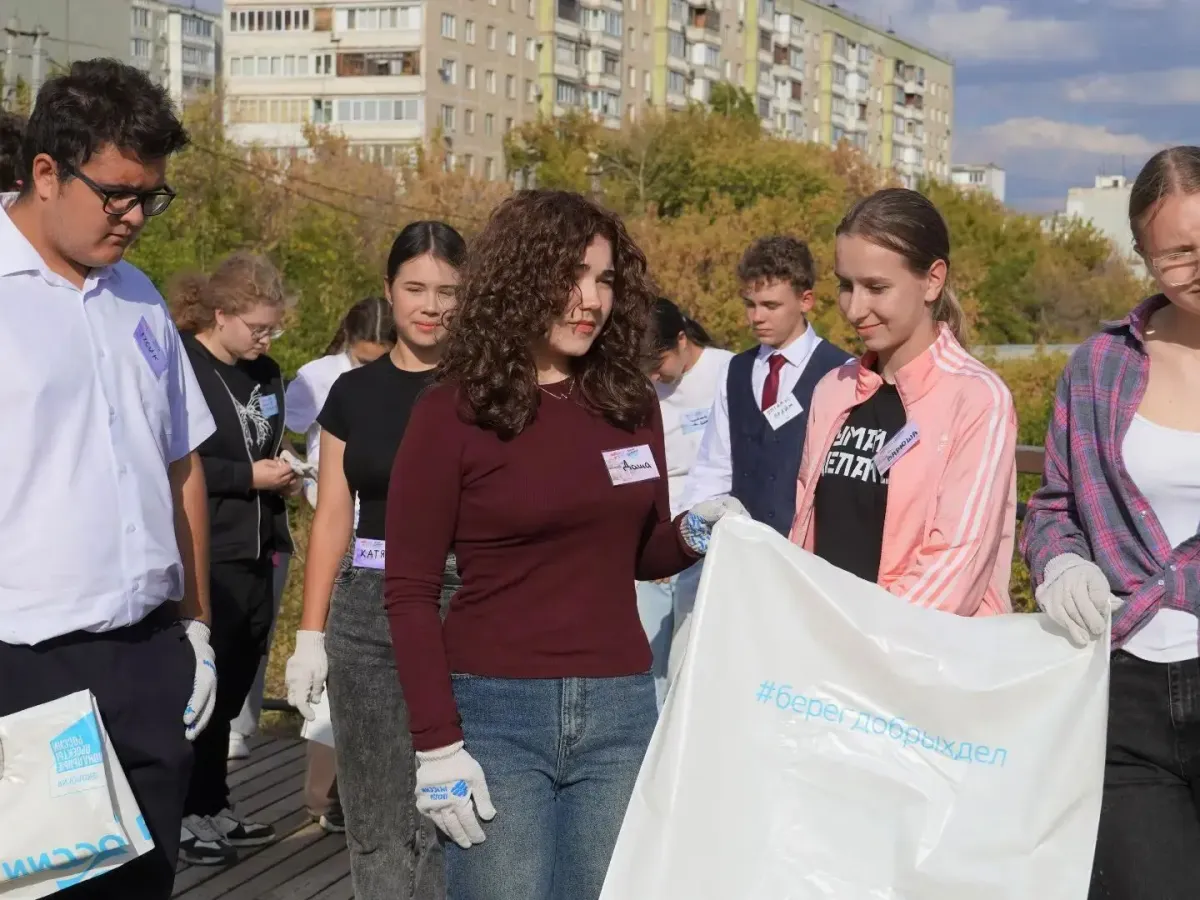Юные оренбуржцы убрали берег Урала в рамках экологического проекта