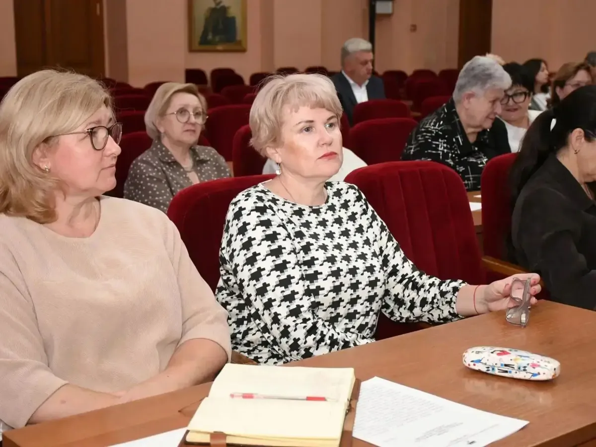 В администрации Оренбурга обсудили кадровое обеспечение медицины и образования