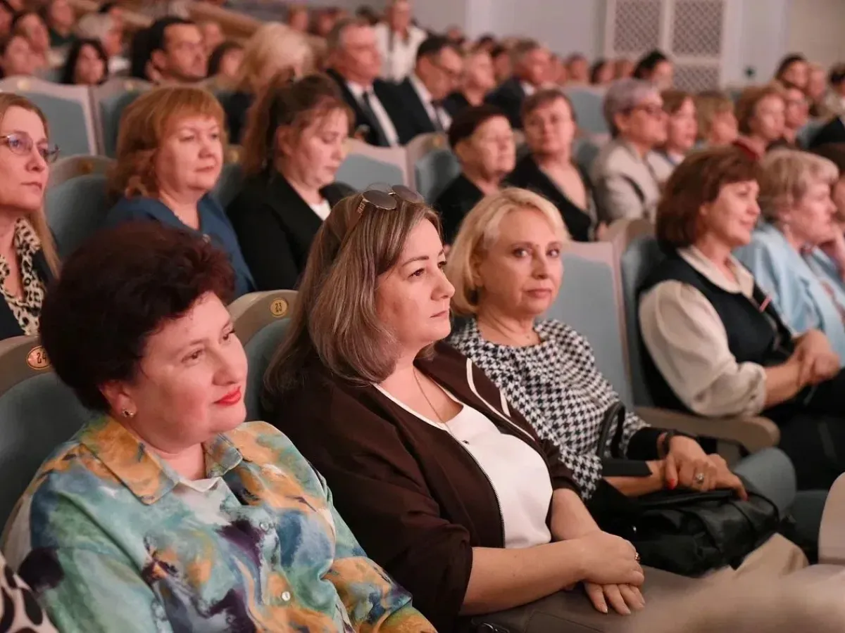 В Оренбурге наградили 47 работников образования и ветеранов педагогического труда
