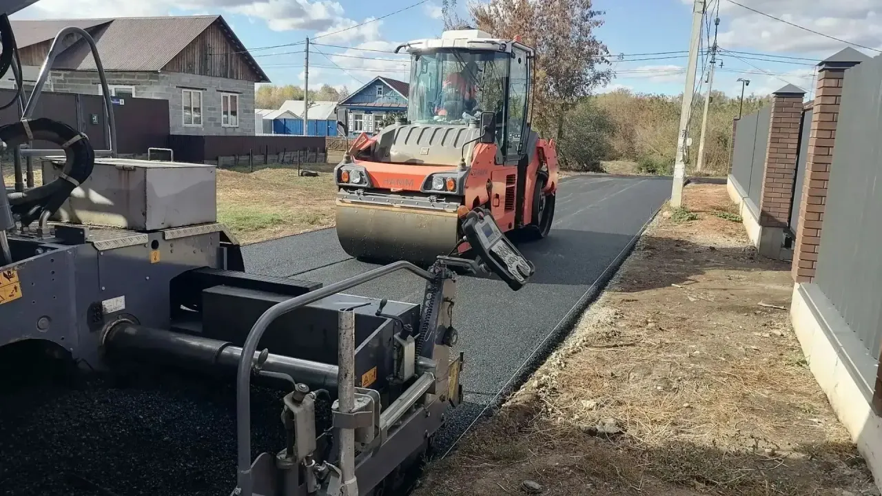В Оренбурге на улице Гастелло завершили укладку выравнивающего слоя асфальта — Оренбург Сейчас