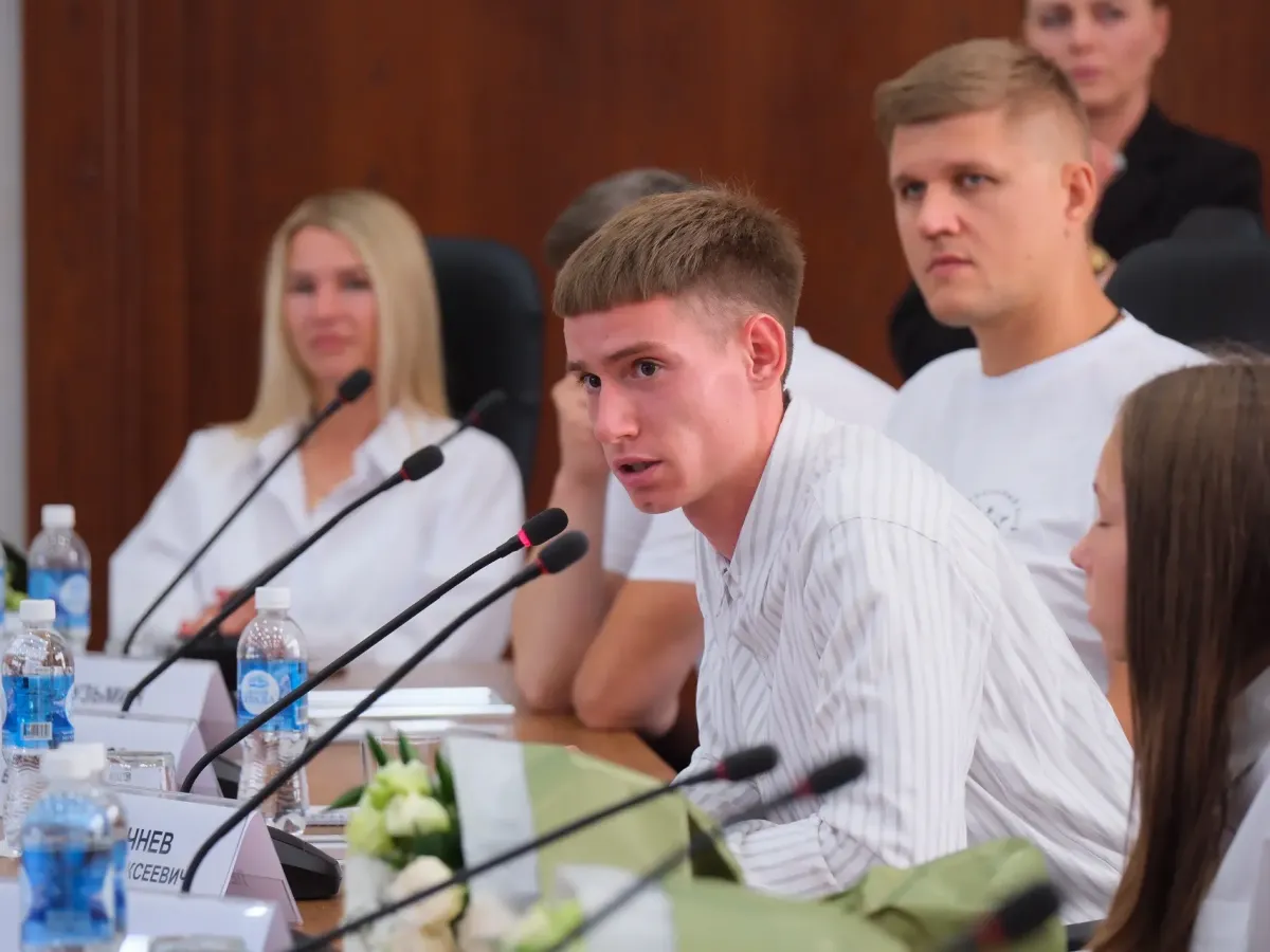 Дмитрий Махонин встретился с пермскими спортсменами и вручил им награды