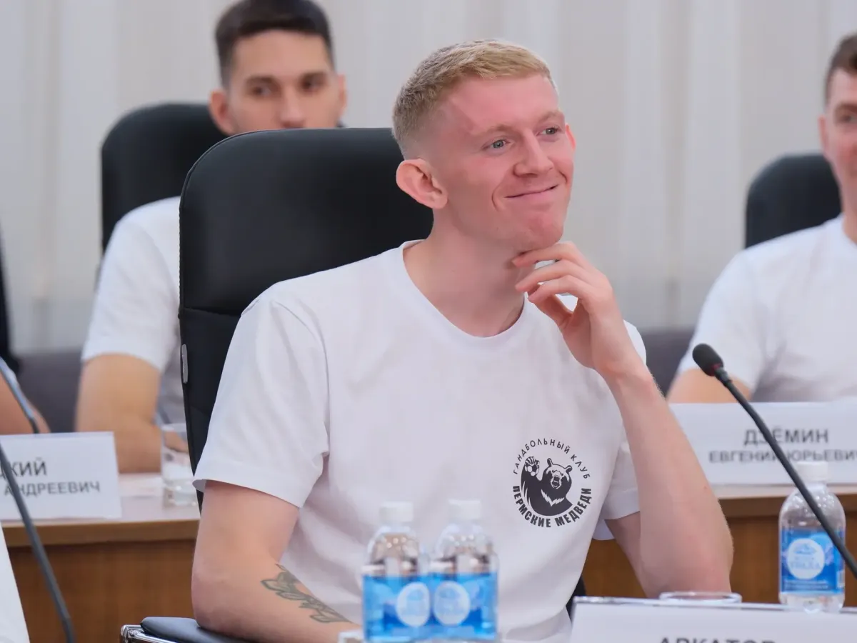 Дмитрий Махонин встретился с пермскими спортсменами и вручил им награды