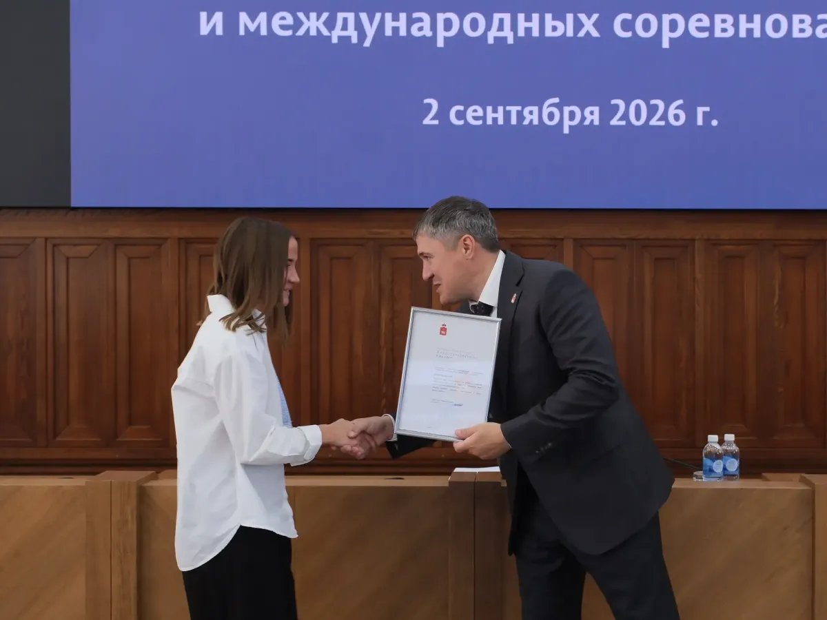 Дмитрий Махонин встретился с пермскими спортсменами и вручил им награды