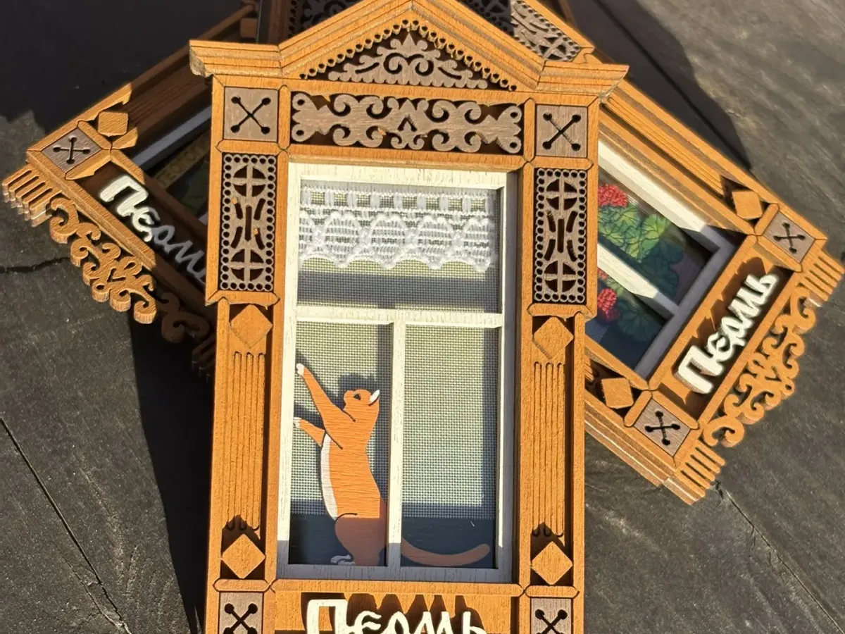 В ТИЦ Перми появились обновлённые магниты-наличники «Пермь»