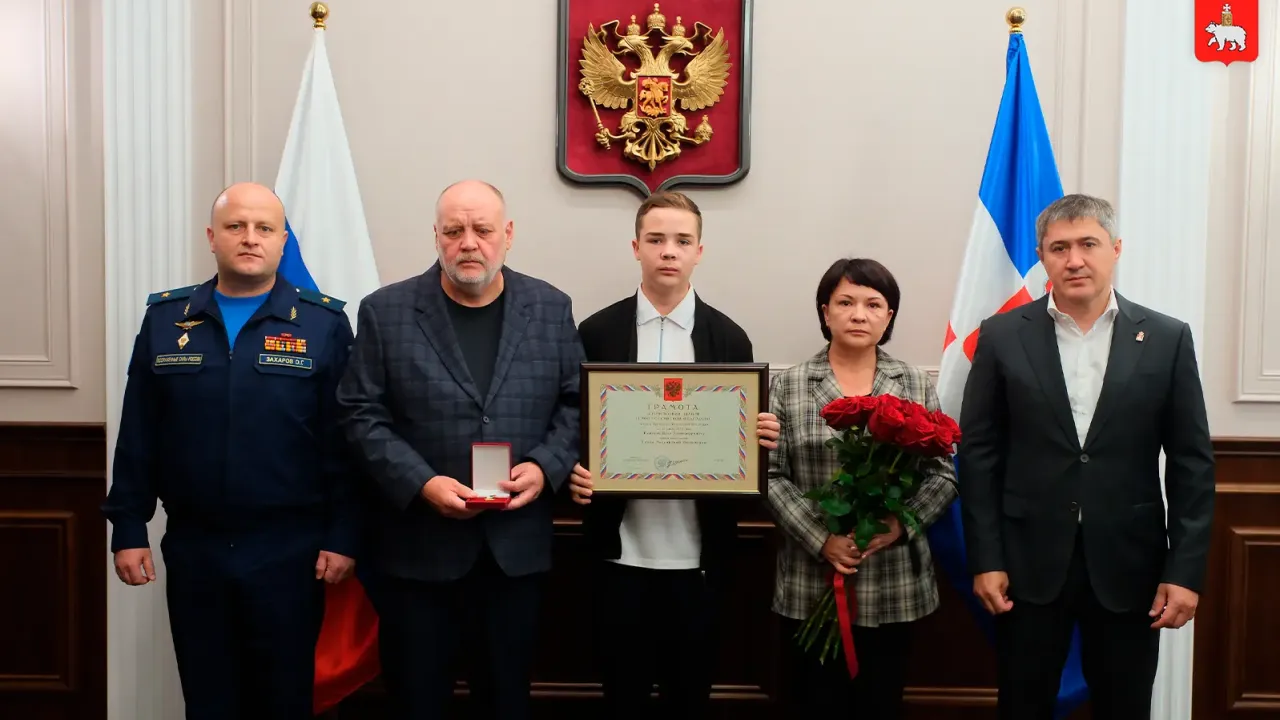 Семье летчика Ильи Кужлева из Пермского края передали Звезду Героя России — Пермь Сейчас