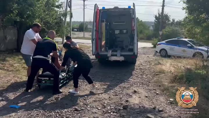 В Красном Сулине экипаж ДПС помог медикам доставить лежачего пациента в скорую — Ростов-на-Дону Сейчас