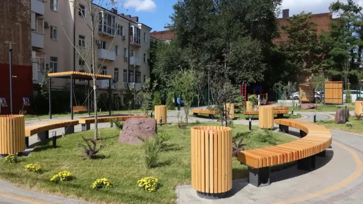 В Ростове открыли сквер «Кленовый дворик» и обсудили оформление соседнего дома — Ростов-на-Дону Сейчас
