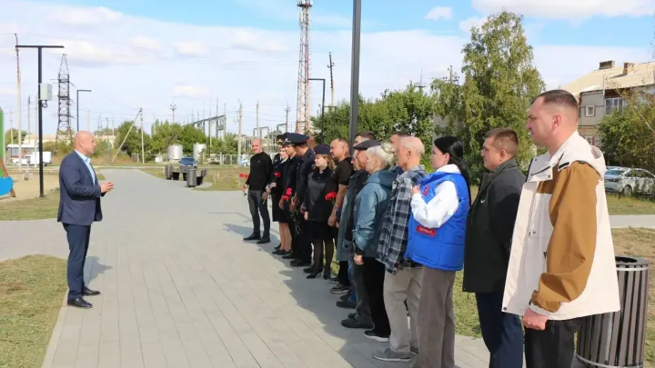 В Морозовске сотрудники уголовного розыска высадили туи у памятной плиты в сквере Орлова — Ростов-на-Дону Сейчас