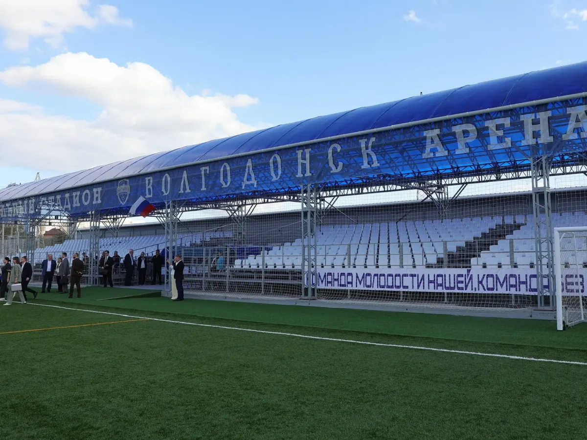 Губернатор в Волгодонске поздравил футбольную команду и посетил школу-интернат