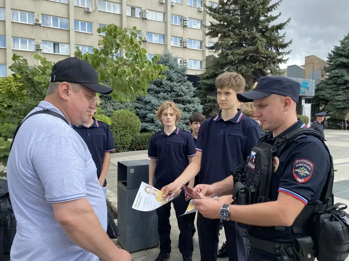 В Новочеркасске полицейские и учащиеся провели акцию по профилактике правонарушений
