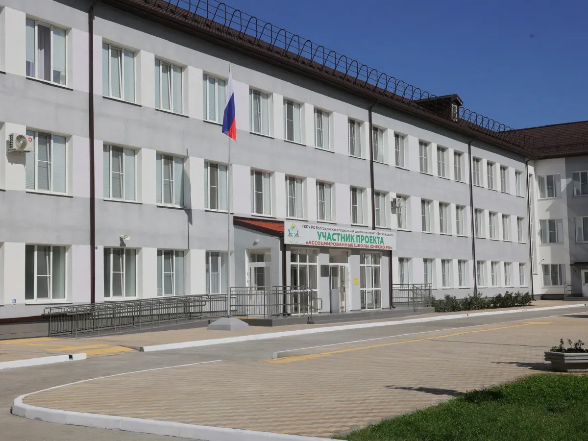 Губернатор в Волгодонске поздравил футбольную команду и посетил школу-интернат