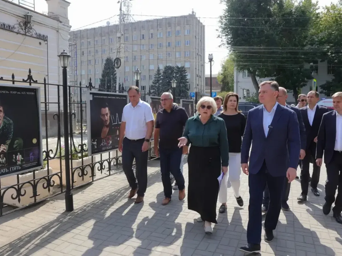 Губернатор рассказал о ремонте театра имени Чехова и помощи центру «Луч надежды»