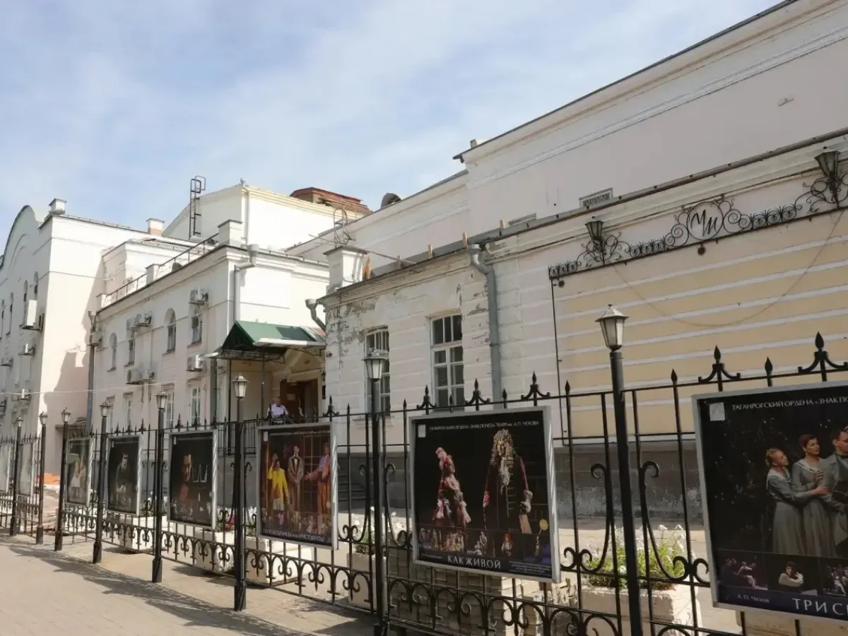 Губернатор рассказал о ремонте театра имени Чехова и помощи центру «Луч надежды»