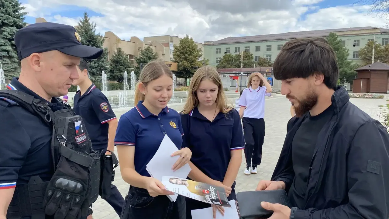 В Новочеркасске полицейские и учащиеся провели акцию по профилактике правонарушений — Ростов-на-Дону Сейчас