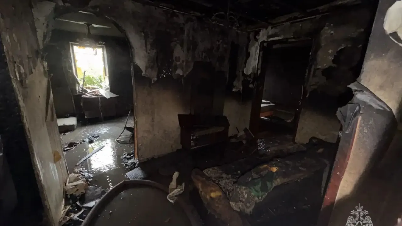 В Шахтах на пожаре в частном доме погиб 77-летний мужчина — Ростов-на-Дону Сейчас