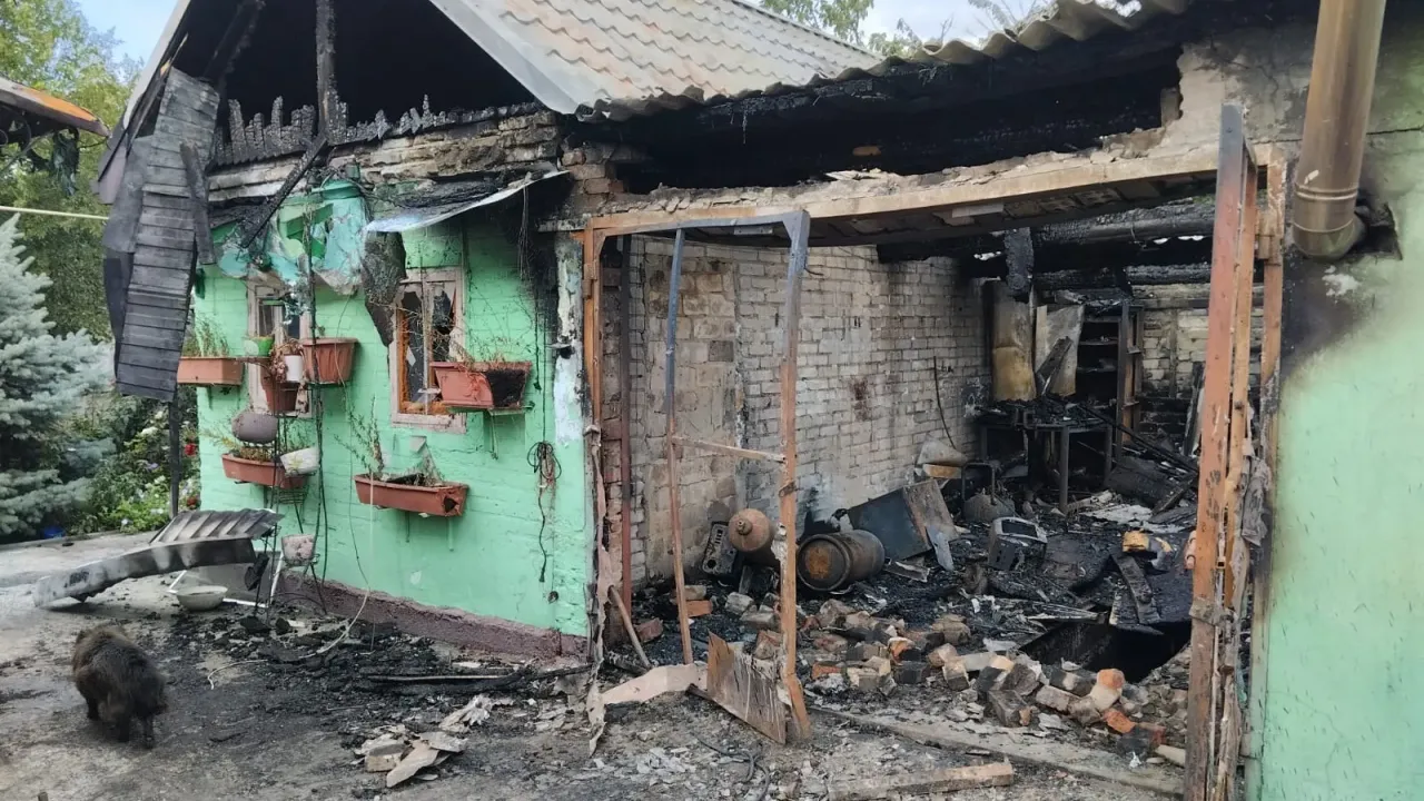 В Новочеркасске пожар уничтожил гараж и летнюю кухню — Ростов-на-Дону Сейчас