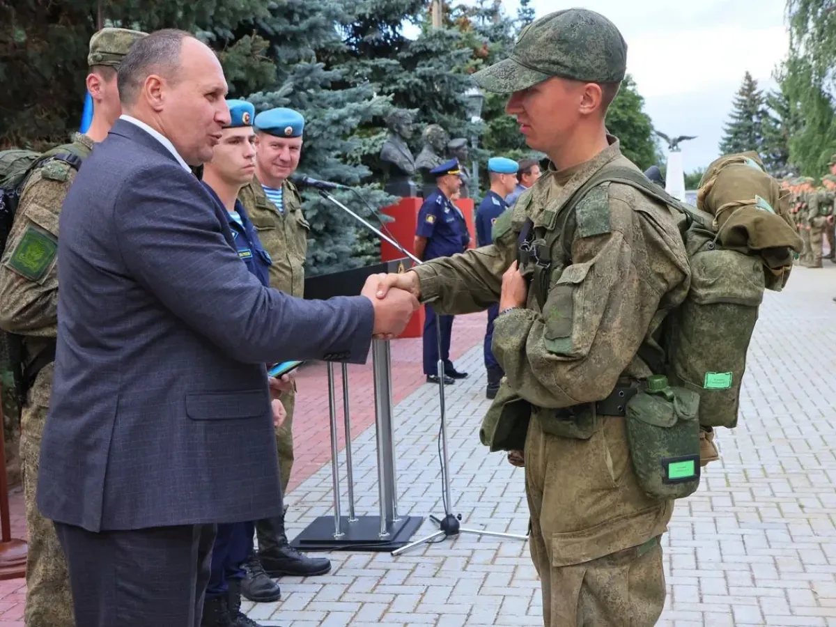 Первокурсникам РГВВДКУ вручили курсантские погоны в Рязани
