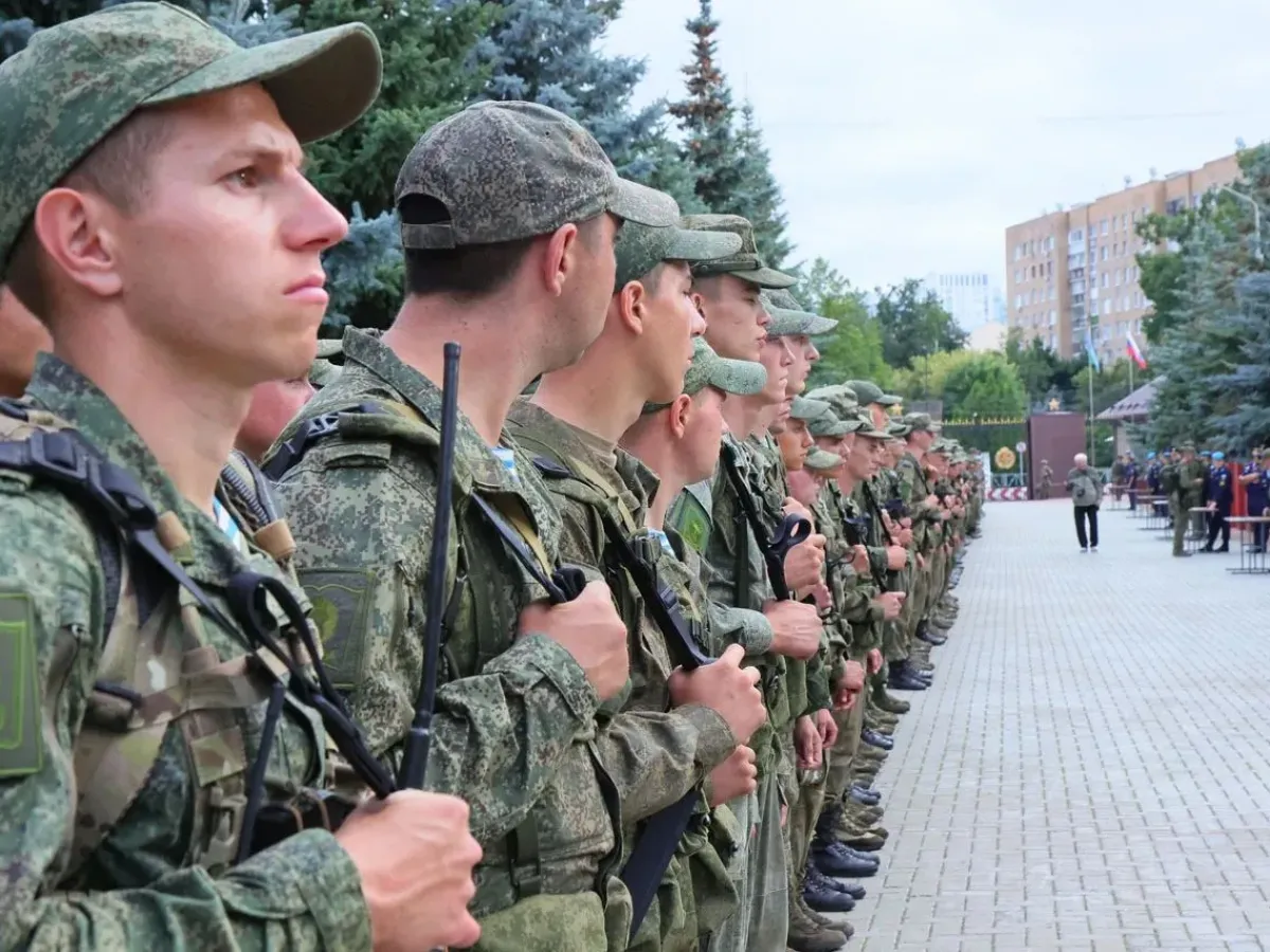 Первокурсникам РГВВДКУ вручили курсантские погоны в Рязани