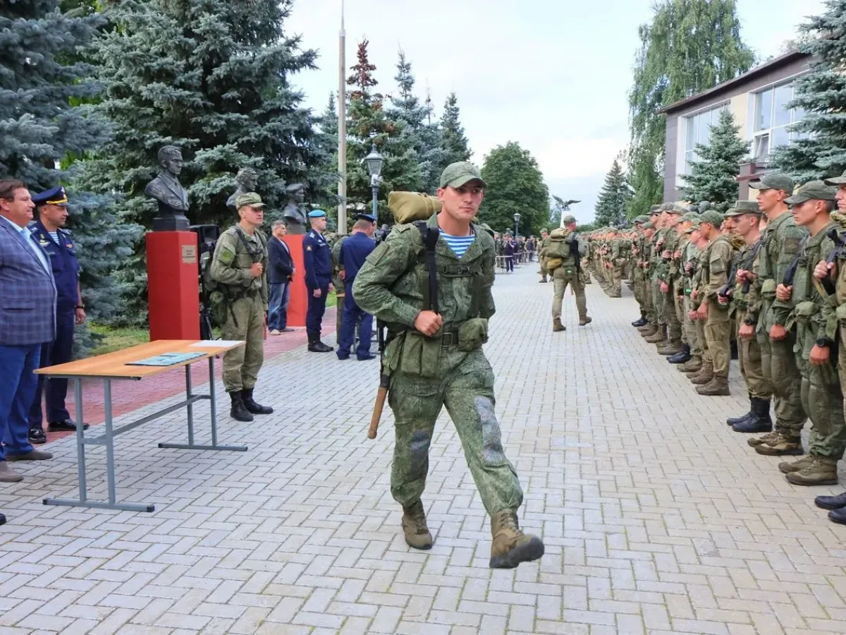 Первокурсникам РГВВДКУ вручили курсантские погоны в Рязани