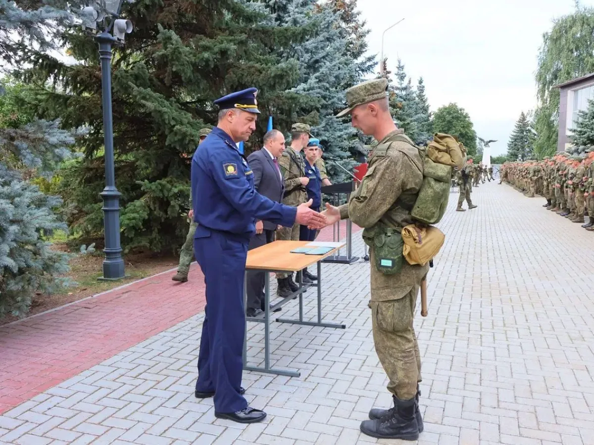 Первокурсникам РГВВДКУ вручили курсантские погоны в Рязани