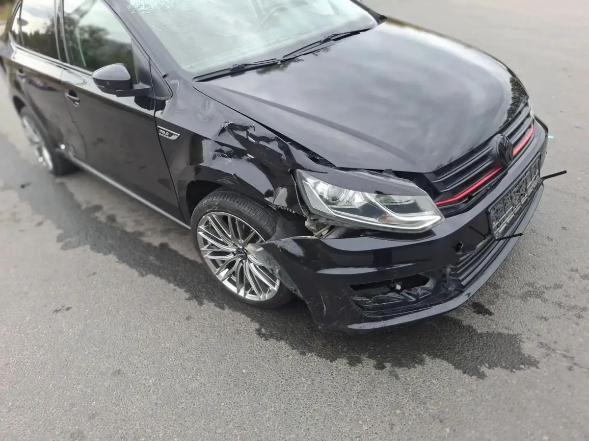 В Рязани на улице Промышленной Volkswagen столкнулся с мопедом