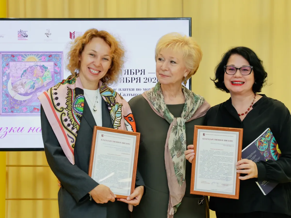 В Рязанской библиотеке открылась выставка «Сказки на шелке»