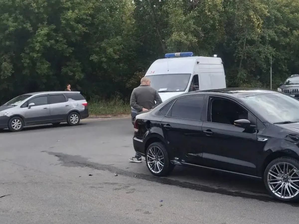В Рязани на улице Промышленной Volkswagen столкнулся с мопедом