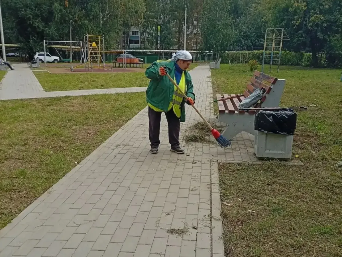 В рязанских парках и скверах провели покос травы и уборку территорий
