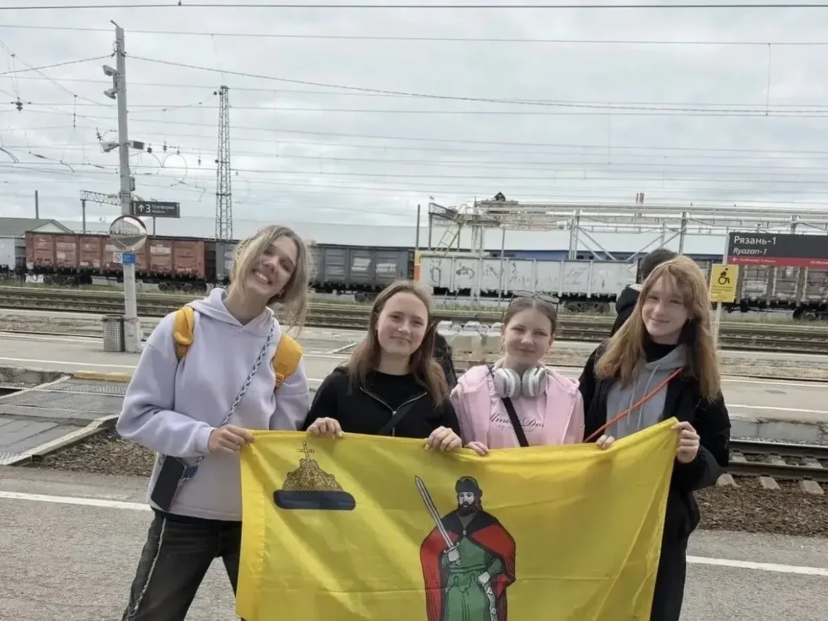 Рязанские школьницы отправились в поездку по маршруту Москва – Владивосток