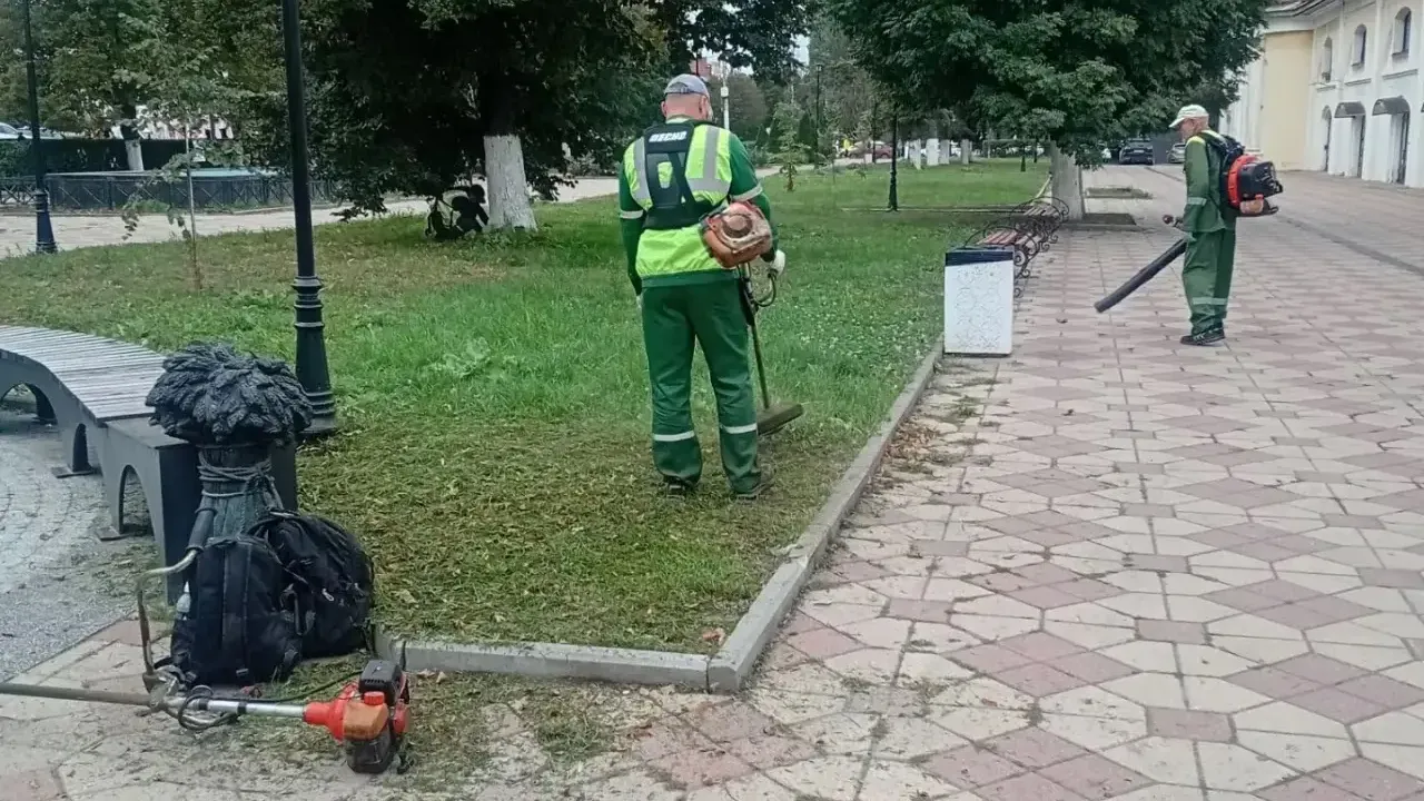 В рязанских парках и скверах провели покос травы и уборку территорий — Рязань Сейчас
