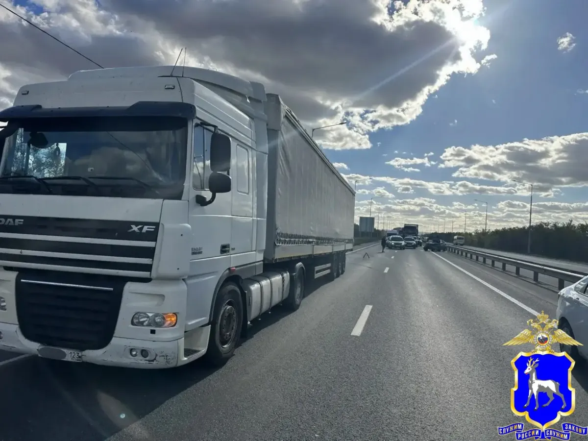 В Красноярском районе после столкновения LADA Granta и грузовика водитель доставлен в медучреждение