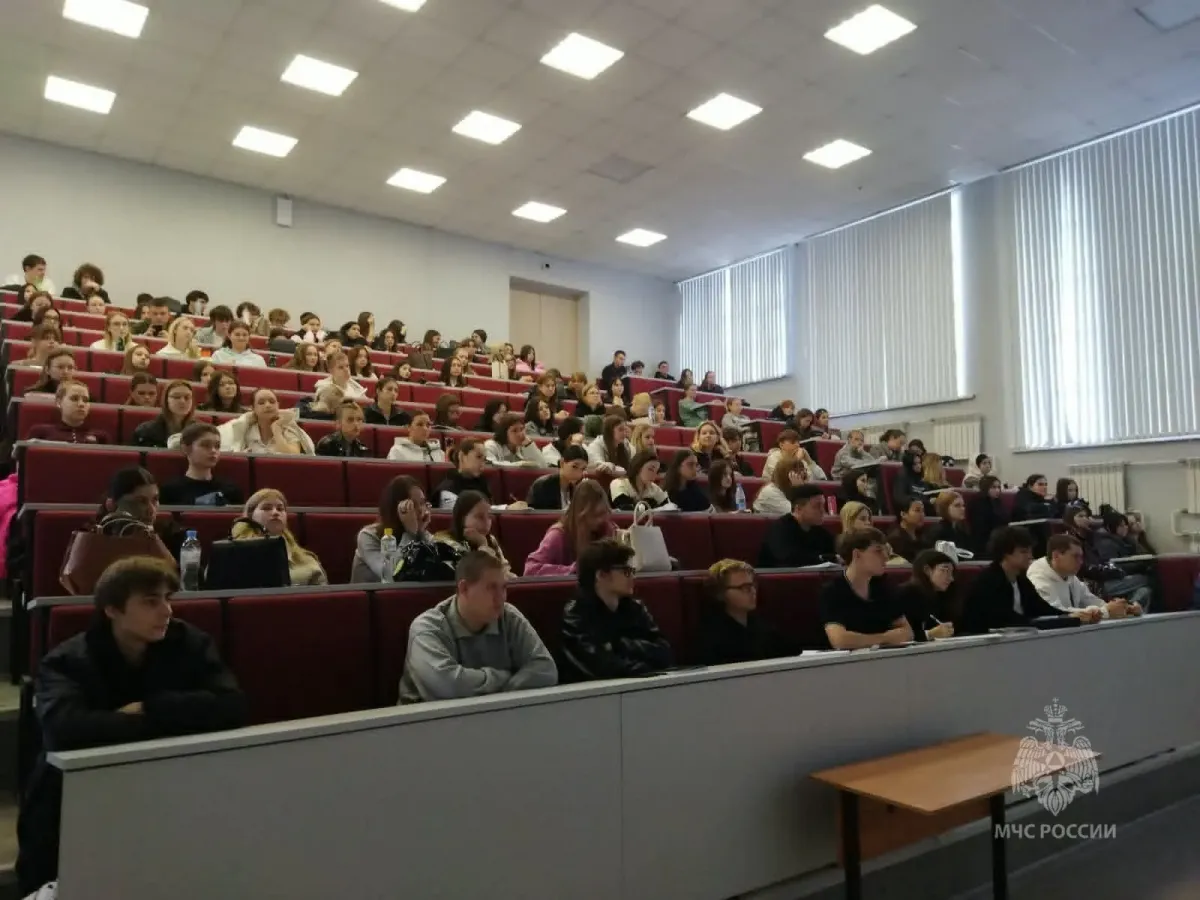 В Самаре спасатели МЧС провели уроки безопасности для студентов